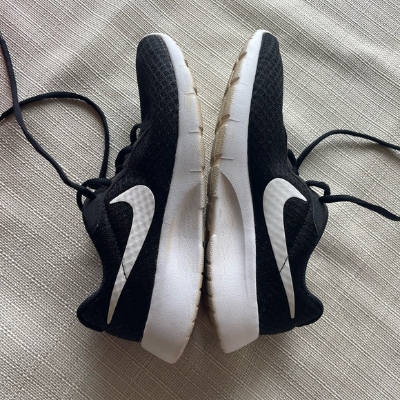 Nike Tanjun Shoes - 5Y / 6.5W - Picture 2 of 8